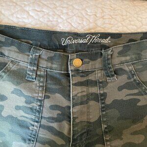 Universal Threads Camo Mid-Rise Barrel Leg Cargo Pants